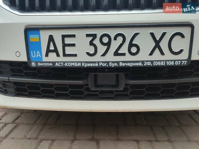 Білий Шкода Октавія, об'ємом двигуна 1.6 л та пробігом 227 тис. км за 10300 $, фото 4 на Automoto.ua