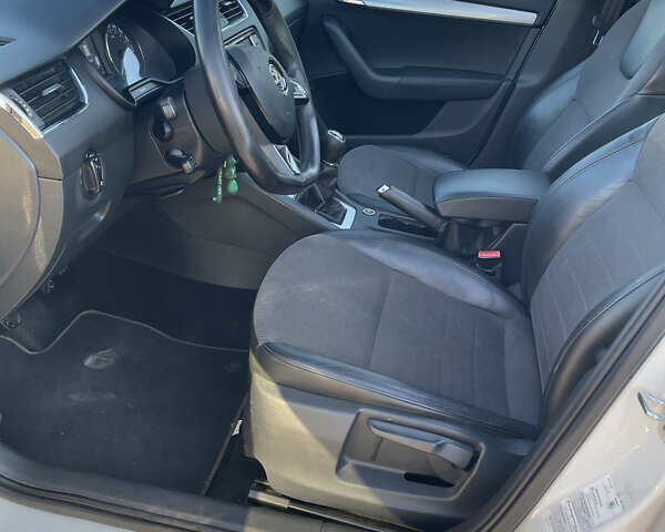 Белый Шкода Октавия, объемом двигателя 1.97 л и пробегом 303 тыс. км за 13500 $, фото 38 на Automoto.ua