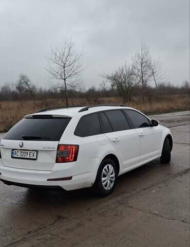 Белый Шкода Октавия, объемом двигателя 1.6 л и пробегом 289 тыс. км за 8700 $, фото 3 на Automoto.ua