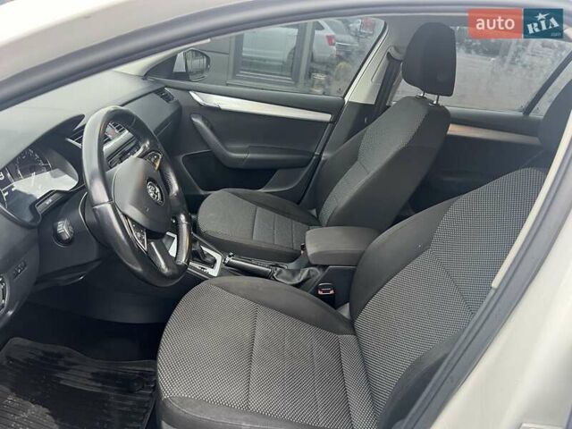 Белый Шкода Октавия, объемом двигателя 1.97 л и пробегом 310 тыс. км за 10950 $, фото 5 на Automoto.ua