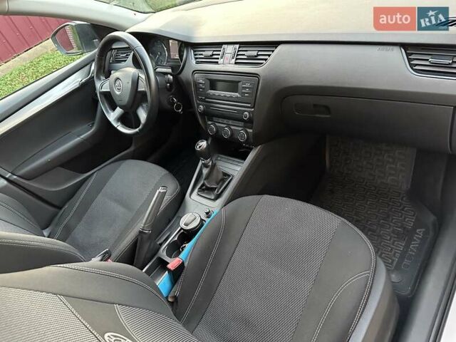 Білий Шкода Октавія, об'ємом двигуна 1.2 л та пробігом 149 тис. км за 8300 $, фото 5 на Automoto.ua