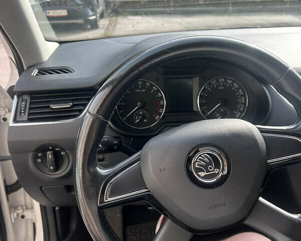 Білий Шкода Октавія, об'ємом двигуна 1.6 л та пробігом 207 тис. км за 10500 $, фото 13 на Automoto.ua