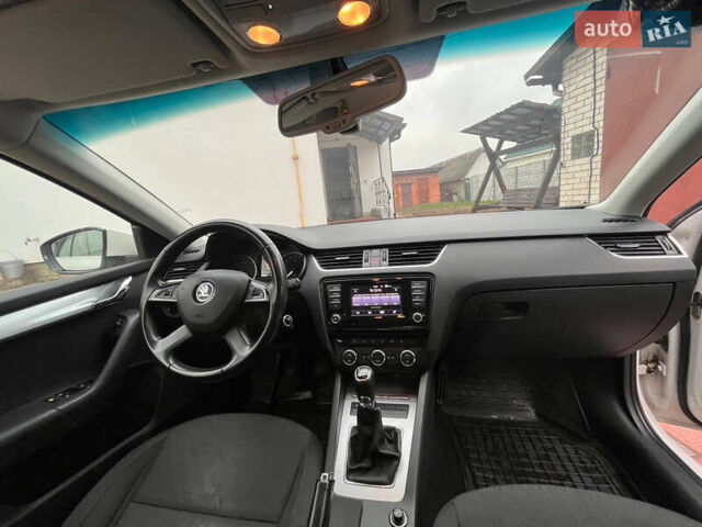 Білий Шкода Октавія, об'ємом двигуна 1.6 л та пробігом 274 тис. км за 11000 $, фото 5 на Automoto.ua