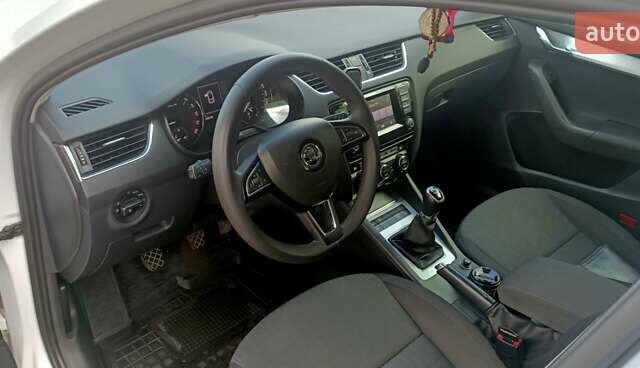 Белый Шкода Октавия, объемом двигателя 1.6 л и пробегом 245 тыс. км за 10300 $, фото 16 на Automoto.ua