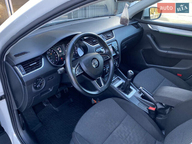 Белый Шкода Октавия, объемом двигателя 1.6 л и пробегом 380 тыс. км за 9000 $, фото 17 на Automoto.ua