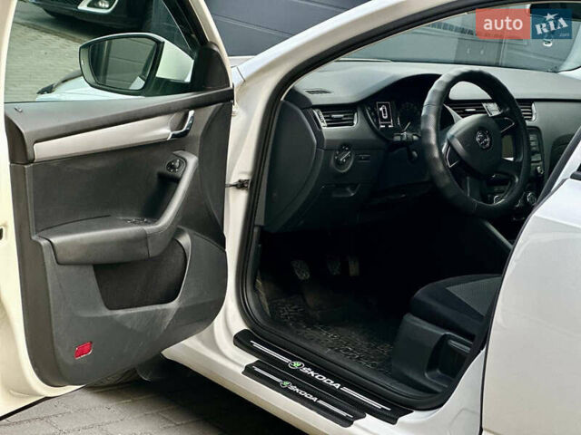 Білий Шкода Октавія, об'ємом двигуна 1.6 л та пробігом 230 тис. км за 9300 $, фото 4 на Automoto.ua