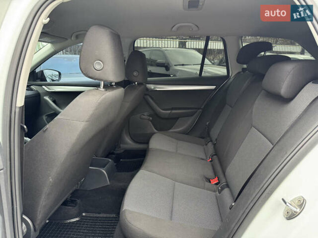 Белый Шкода Октавия, объемом двигателя 1.6 л и пробегом 206 тыс. км за 8900 $, фото 4 на Automoto.ua