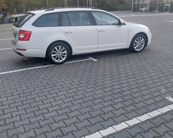 Белый Шкода Октавия, объемом двигателя 1.6 л и пробегом 303 тыс. км за 11400 $, фото 10 на Automoto.ua