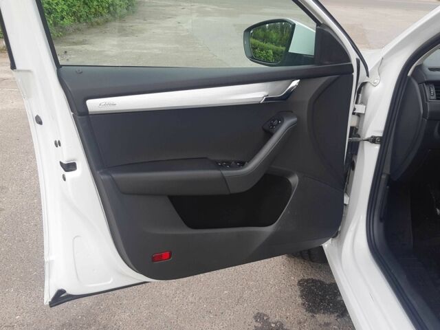 Белый Шкода Октавия, объемом двигателя 1.6 л и пробегом 317 тыс. км за 9100 $, фото 6 на Automoto.ua