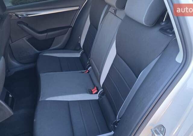 Білий Шкода Октавія, об'ємом двигуна 2 л та пробігом 230 тис. км за 12300 $, фото 16 на Automoto.ua