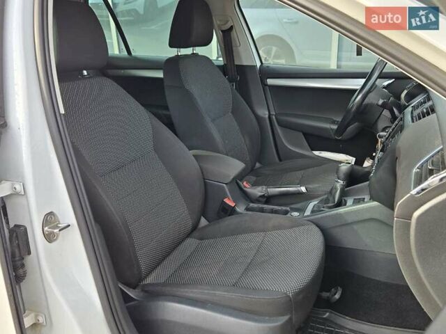 Белый Шкода Октавия, объемом двигателя 1.6 л и пробегом 305 тыс. км за 9200 $, фото 10 на Automoto.ua