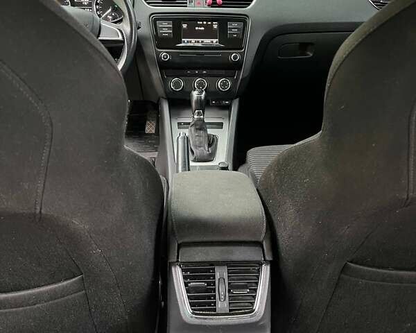 Білий Шкода Октавія, об'ємом двигуна 1.6 л та пробігом 245 тис. км за 9900 $, фото 5 на Automoto.ua