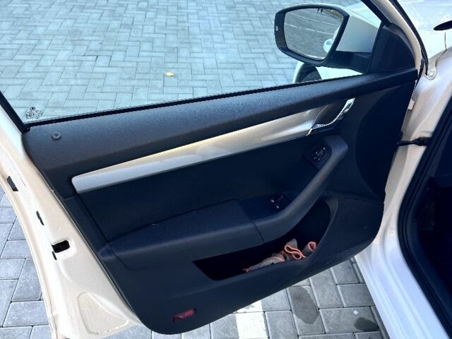 Білий Шкода Октавія, об'ємом двигуна 1.6 л та пробігом 189 тис. км за 10400 $, фото 9 на Automoto.ua