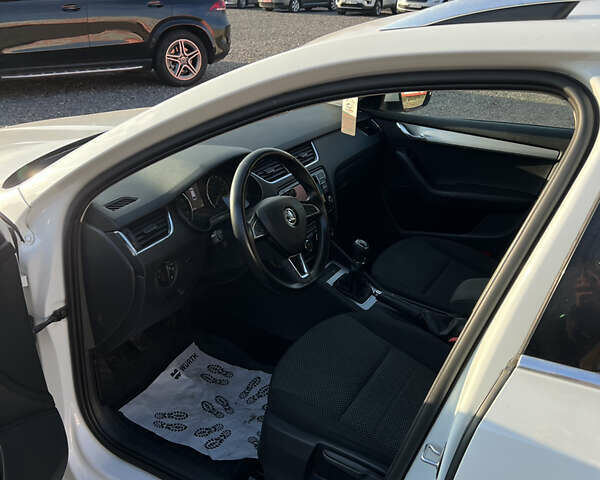 Белый Шкода Октавия, объемом двигателя 1.6 л и пробегом 307 тыс. км за 9900 $, фото 9 на Automoto.ua