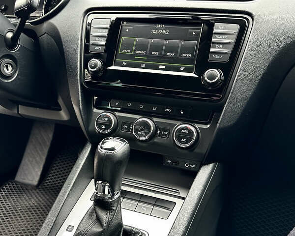 Белый Шкода Октавия, объемом двигателя 1.6 л и пробегом 278 тыс. км за 10900 $, фото 2 на Automoto.ua