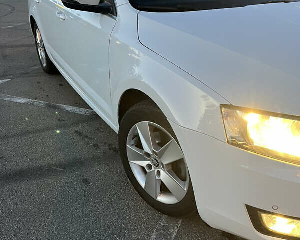 Белый Шкода Октавия, объемом двигателя 1.6 л и пробегом 243 тыс. км за 11000 $, фото 3 на Automoto.ua