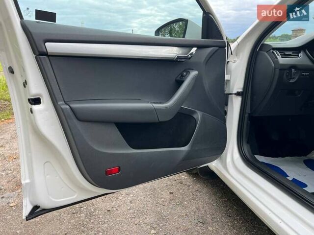 Білий Шкода Октавія, об'ємом двигуна 1.6 л та пробігом 231 тис. км за 10500 $, фото 19 на Automoto.ua