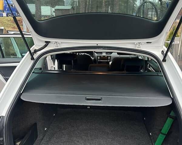 Білий Шкода Октавія, об'ємом двигуна 1.6 л та пробігом 305 тис. км за 11400 $, фото 12 на Automoto.ua