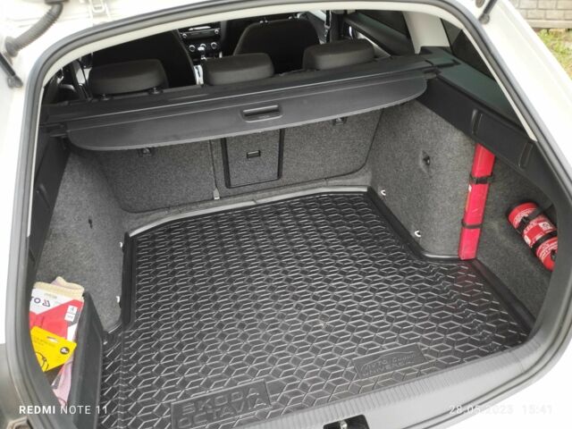 Білий Шкода Октавія, об'ємом двигуна 2 л та пробігом 350 тис. км за 13500 $, фото 1 на Automoto.ua