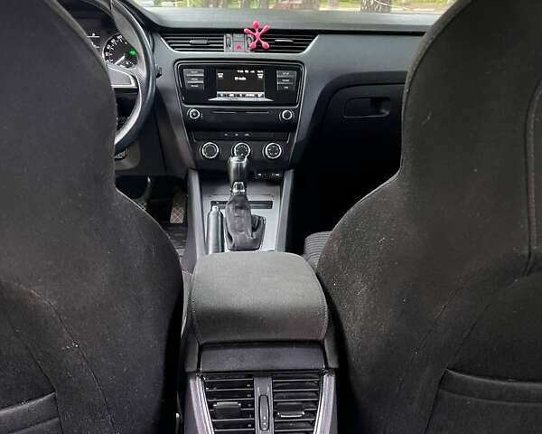 Білий Шкода Октавія, об'ємом двигуна 1.6 л та пробігом 245 тис. км за 9400 $, фото 7 на Automoto.ua