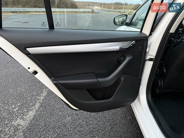 Белый Шкода Октавия, объемом двигателя 1.6 л и пробегом 283 тыс. км за 9800 $, фото 24 на Automoto.ua