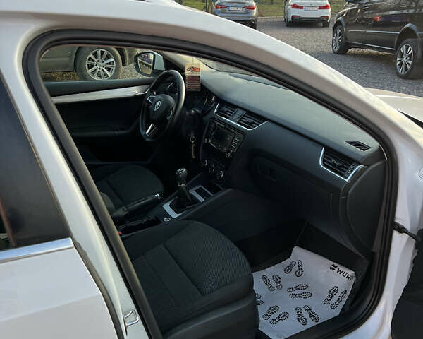 Белый Шкода Октавия, объемом двигателя 1.6 л и пробегом 307 тыс. км за 9900 $, фото 14 на Automoto.ua