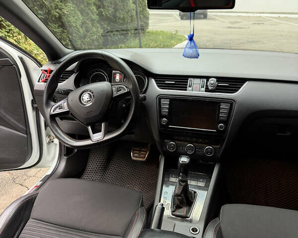 Шкода Октавия 2015 в Киеве на Automoto.ua Белый Шкода Октавия, объемом двигателя 2 л и пробегом 297 тыс. км за 12000 $, фото 25 на Automoto.ua
