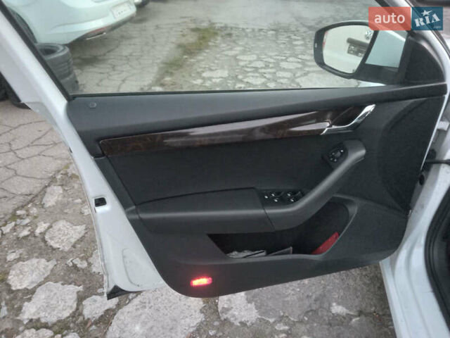Белый Шкода Октавия, объемом двигателя 1.4 л и пробегом 237 тыс. км за 12800 $, фото 7 на Automoto.ua