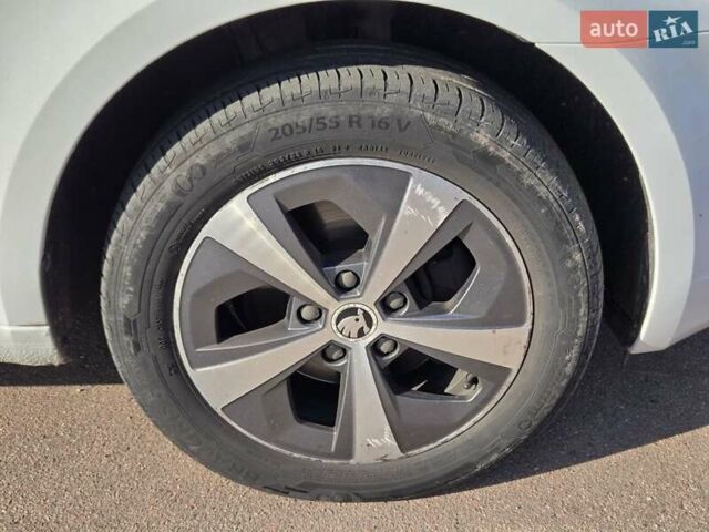 Белый Шкода Октавия, объемом двигателя 1.6 л и пробегом 305 тыс. км за 9200 $, фото 18 на Automoto.ua