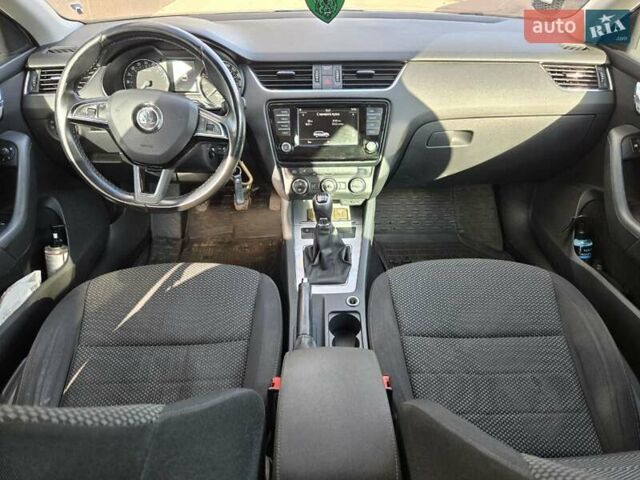 Белый Шкода Октавия, объемом двигателя 1.6 л и пробегом 305 тыс. км за 9200 $, фото 19 на Automoto.ua