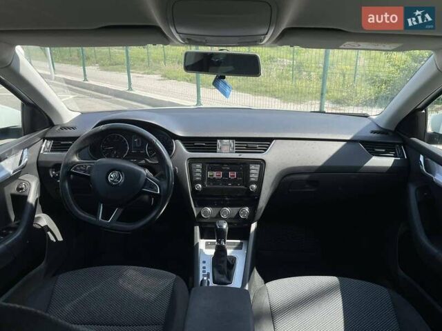 Білий Шкода Октавія, об'ємом двигуна 1.6 л та пробігом 248 тис. км за 10800 $, фото 17 на Automoto.ua
