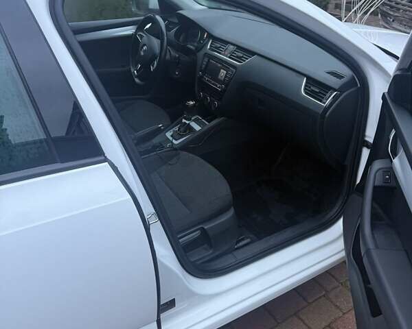 Белый Шкода Октавия, объемом двигателя 1.97 л и пробегом 300 тыс. км за 12500 $, фото 2 на Automoto.ua