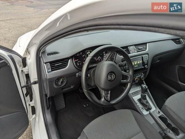 Белый Шкода Октавия, объемом двигателя 1.4 л и пробегом 206 тыс. км за 12100 $, фото 8 на Automoto.ua