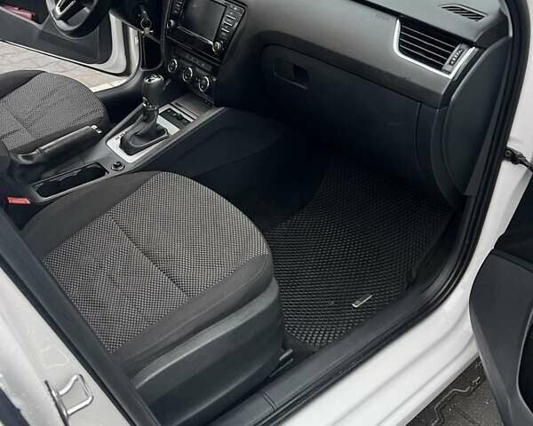 Білий Шкода Октавія, об'ємом двигуна 1.6 л та пробігом 305 тис. км за 11400 $, фото 11 на Automoto.ua