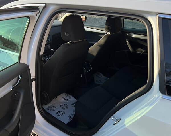 Белый Шкода Октавия, объемом двигателя 1.6 л и пробегом 307 тыс. км за 9900 $, фото 16 на Automoto.ua