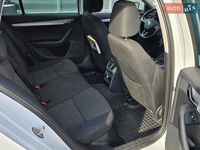 Белый Шкода Октавия, объемом двигателя 1.6 л и пробегом 305 тыс. км за 9200 $, фото 13 на Automoto.ua