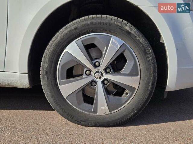 Белый Шкода Октавия, объемом двигателя 1.6 л и пробегом 305 тыс. км за 9200 $, фото 17 на Automoto.ua