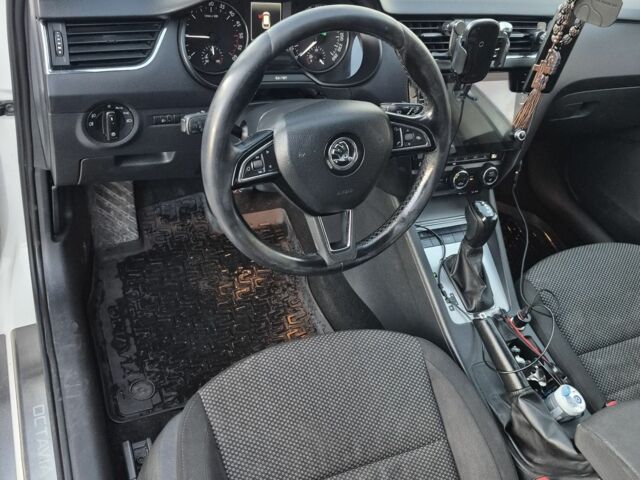 Шкода Октавия 2015 в Калуше на Automoto.ua Белый Шкода Октавия, объемом двигателя 0 л и пробегом 300 тыс. км за 11250 $, фото 7 на Automoto.ua