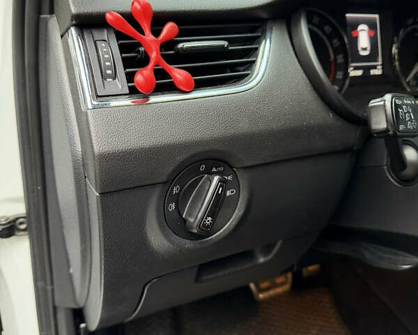 Шкода Октавия 2015 в Киеве на Automoto.ua Белый Шкода Октавия, объемом двигателя 2 л и пробегом 297 тыс. км за 12000 $, фото 28 на Automoto.ua
