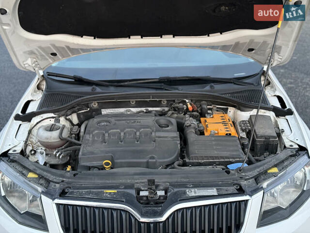 Белый Шкода Октавия, объемом двигателя 1.6 л и пробегом 283 тыс. км за 9800 $, фото 12 на Automoto.ua