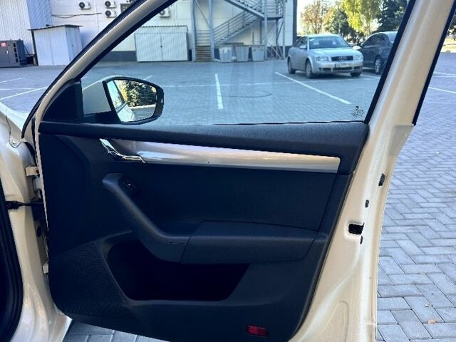 Білий Шкода Октавія, об'ємом двигуна 1.6 л та пробігом 189 тис. км за 10400 $, фото 10 на Automoto.ua