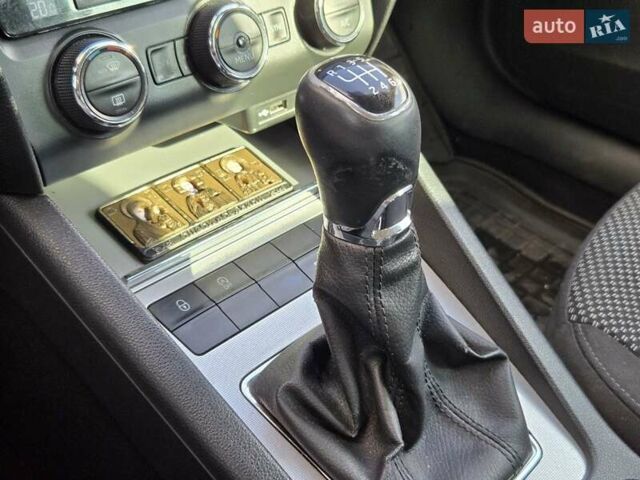 Белый Шкода Октавия, объемом двигателя 1.6 л и пробегом 305 тыс. км за 9200 $, фото 25 на Automoto.ua