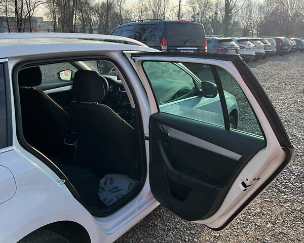 Белый Шкода Октавия, объемом двигателя 1.6 л и пробегом 307 тыс. км за 9900 $, фото 17 на Automoto.ua