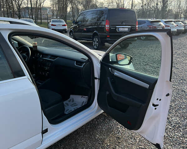 Белый Шкода Октавия, объемом двигателя 1.6 л и пробегом 307 тыс. км за 9900 $, фото 13 на Automoto.ua