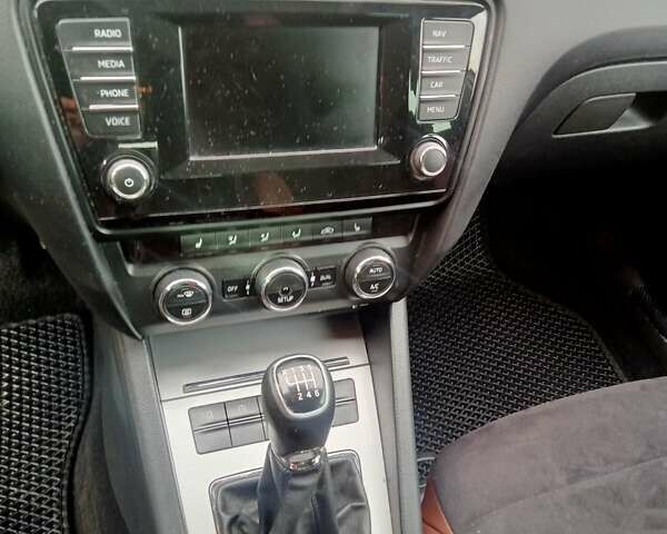 Білий Шкода Октавія, об'ємом двигуна 1.97 л та пробігом 328 тис. км за 11600 $, фото 16 на Automoto.ua