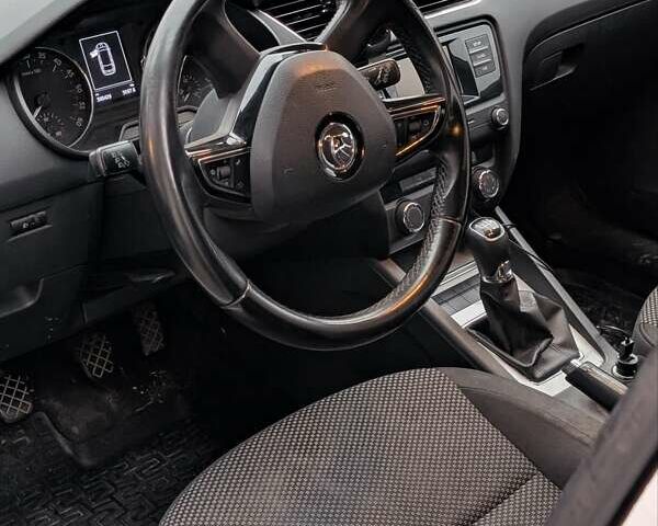 Белый Шкода Октавия, объемом двигателя 1.6 л и пробегом 299 тыс. км за 9000 $, фото 19 на Automoto.ua
