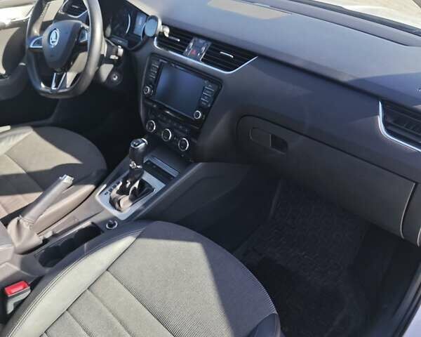 Белый Шкода Октавия, объемом двигателя 1.8 л и пробегом 225 тыс. км за 13000 $, фото 49 на Automoto.ua