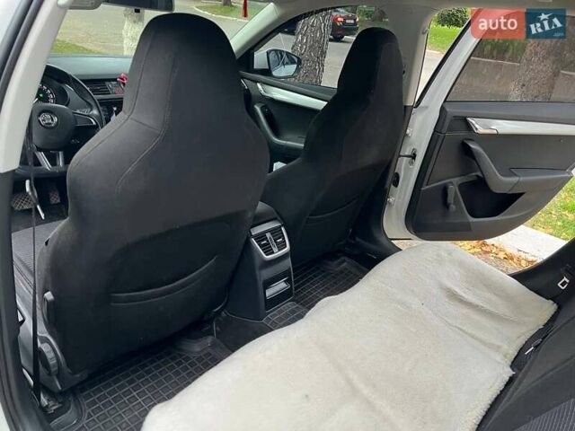 Білий Шкода Октавія, об'ємом двигуна 1.6 л та пробігом 245 тис. км за 9900 $, фото 4 на Automoto.ua