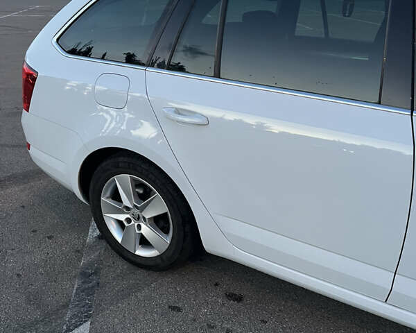 Белый Шкода Октавия, объемом двигателя 1.6 л и пробегом 243 тыс. км за 11000 $, фото 5 на Automoto.ua