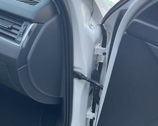 Білий Шкода Октавія, об'ємом двигуна 1.6 л та пробігом 257 тис. км за 10600 $, фото 38 на Automoto.ua